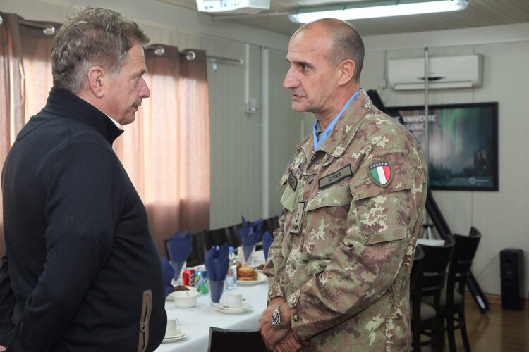  President Niinistö och UNIFIL:s kommendör, generalmajor Paolo Serra. Copyright © Republikens presidents kansli 