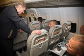  President Niinistö in conversation with peacekeeper Lauri Peltonen during a maintenance flight to Lebanon. Some troops were returning from a vacation in Finland, but others were deploying on their first peacekeeping assignment. Copyright © Office of the President of the Republic 