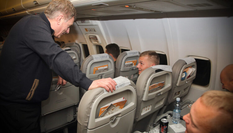  President Niinistö in conversation with peacekeeper Lauri Peltonen during a maintenance flight to Lebanon. Some troops were returning from a vacation in Finland, but others were deploying on their first peacekeeping assignment.Copyright © Office of the President of the Republic 