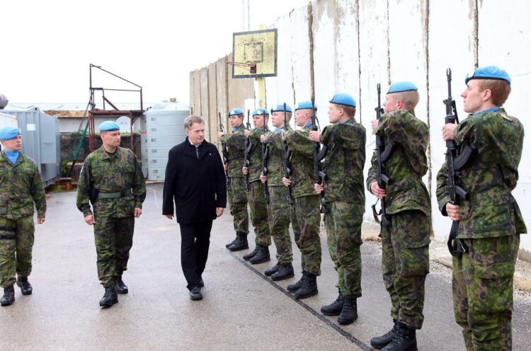  Accompanied by Lieutenant Colonel Kari Nisula, President Niinistö inspects the Finnish crisis management force taking part in the UN's UNIFIL operation in South Lebanon. Copyright © Office of the President of the Republic