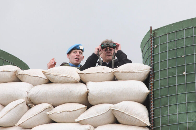 Presidentti kiikaroi irlantilaisten vartioasemalta UNP 6-52 kohti rajaa. Copyright © Tasavallan presidentin kanslia 