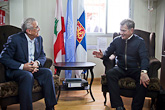  President Suleiman och president Niinistö diskuterar vid den finländska basen. Presidenternas officiella möte hölls torsdagen den 13 mars. Copyright © Republikens presidents kansli