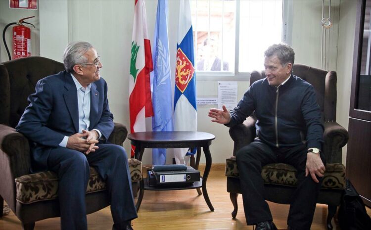 President Suleiman och president Niinistö diskuterar vid den finländska basen. Presidenternas officiella möte hölls torsdagen den 13 mars. Copyright © Republikens presidents kansli 