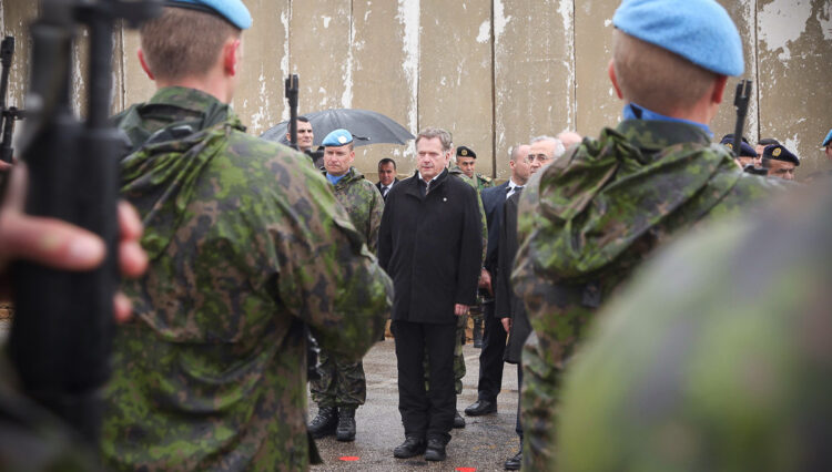  President of the Republic Sauli Niinistö and the Lebanese President Michel Sleiman inspecting the honorary contingent. On the President's right is the battalion commander, Lieutenant Colonel Kari Nisula. Copyright © Office of the President of the Republic 