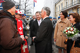  Kaikkien aikojen ensimmäinen valtiovierailu Sveitsistä Suomeen houkutteli paikalle Sveitsi-faneja. Copyright © Tasavallan presidentin kanslia 