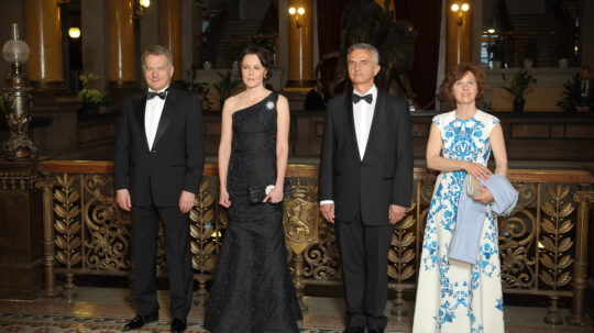 Valtiovierailun juhlaillallinen Säätytalossa: tasavallan presidentti Sauli Niinistö, puoliso Jenni Haukio, Sveitsin liittopresidentti Didier Burkhalter ja rouva Friedrun Sabine Burkhalter valmiina vastaanottamaan vieraat. Copyright © Tasavallan presidentin kanslia