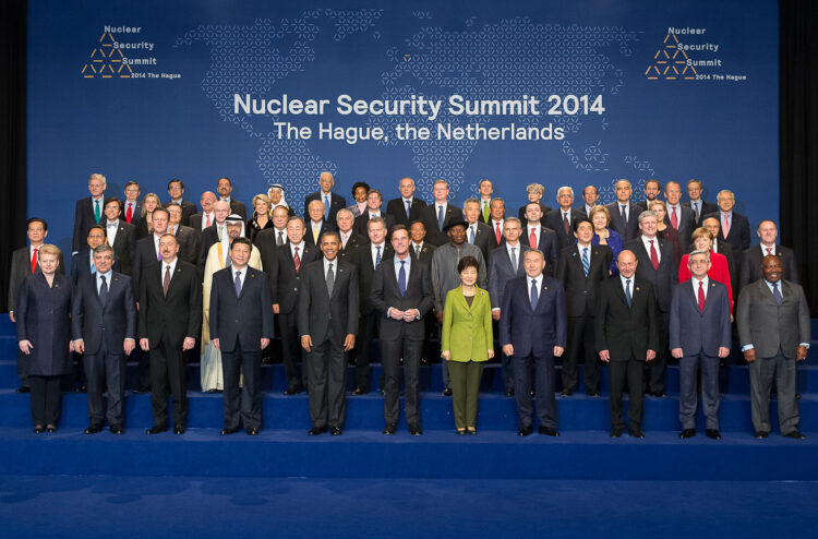  Ydinturvahuippukokoukseen osallistuvien maiden päämiehet ryhmäkuvassa. Kuva: Nuclear Security Summit 2014