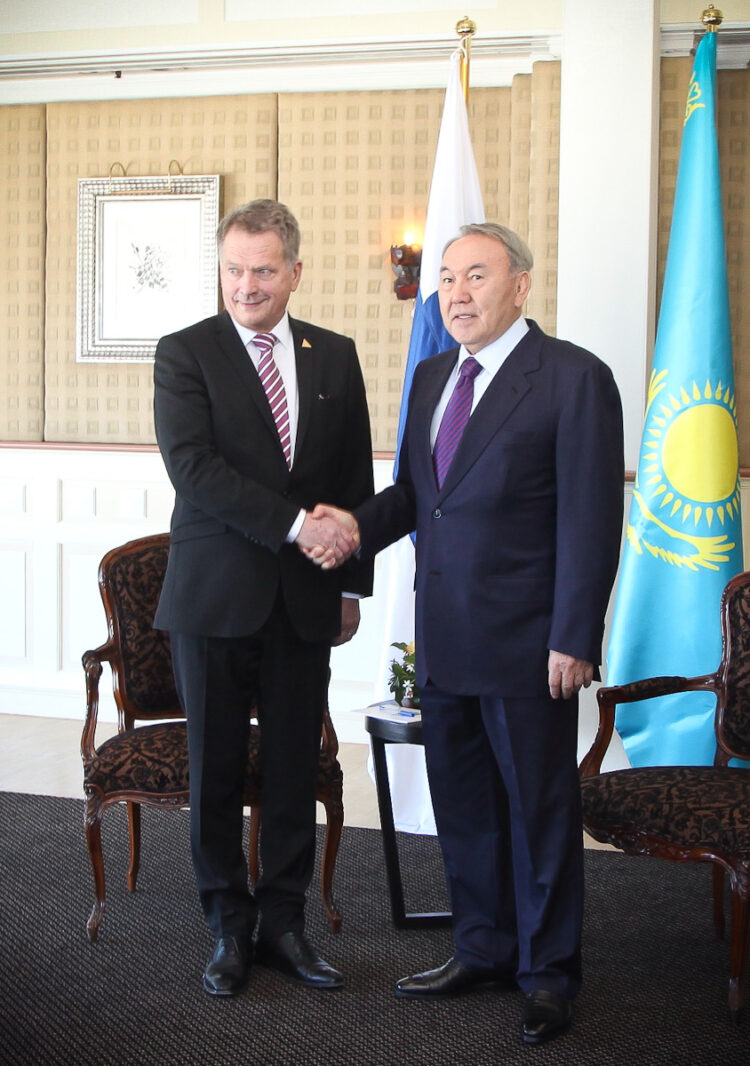  President Sauli Niinistö och Kazakstans president Nursultan Nazarbajev träffades under toppmötet om kärnsäkerhet i Haag den 24 mars. Copyright © Republikens presidents kansli 