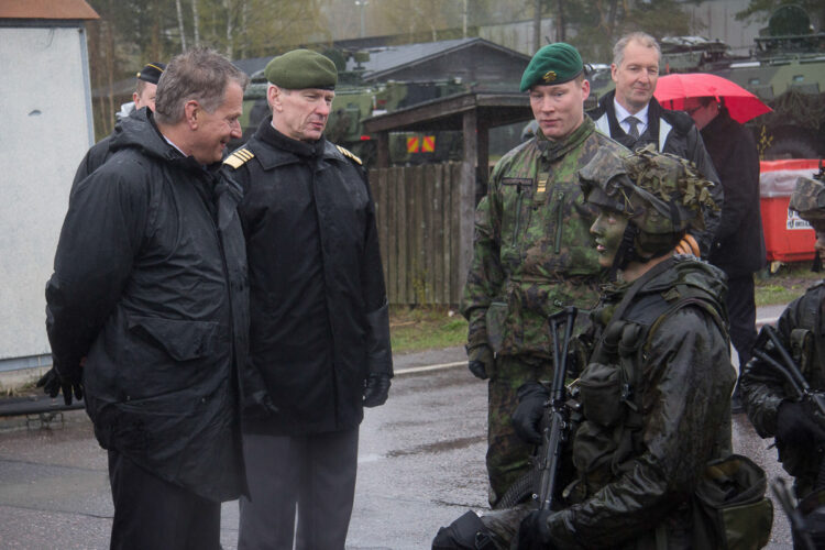  Merivoimien tarkastus. Presidentti Sauli Niinistö ja puolustusvoimien komentaja kenraali Ari Puheloinen keskustelivat rannikkojääkärien kanssa Upinniemessä 8. toukokuuta. Kuva: Merivoimat 