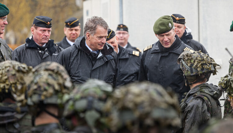  Ylipäällikkö seurasi mm. rannikkojääkärien toimintanäytöstä Upinniemessä. Kuvassa vasemmalta: Suomenlahden Meripuolustusalueen komentaja kommodori Markus Aarnio, presidentti Sauli Niinistö, merivoimien komentaja kontra-amiraali Kari Takanen ja puolustusvoimien komentaja kenraali Ari Puheloinen. Kuva: Merivoimat 