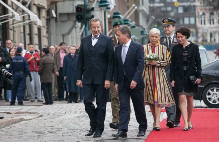 President Sauli Niinistö och makan Jenni Haukio välkomnar Estlands president Toomas Hendrik Ilves och fru Evelin Ilves på statsbesök på Södra Esplanaden den 13 maj. Copyright © Republikens presidents kansli