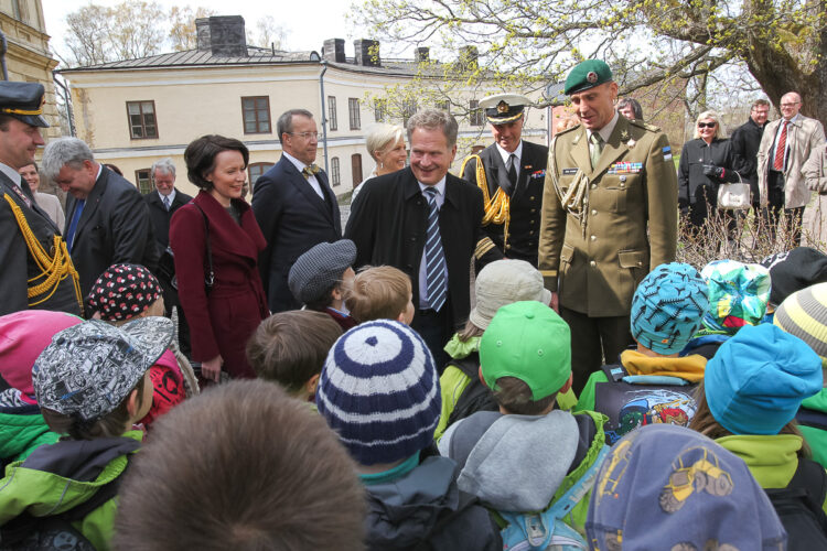 Eleverna från Staffansby lågstadium som var på vårutfärd hälsade på Finlands och Estlands presidentpar på Sveaborg. Copyright © Republikens presidents kansli