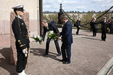 PPresidenterna lägger ned sina blomsterhyllningar vid minnesmärket på Sveaborg över de ester som stupat i den finska flottans tjänst. Copyright © Republikens presidents kansli