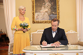 President Ilves skriver i gästboken. Fru Ilves väntar på sin tur. Copyright © Republikens presidents kansli