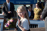Vilkutus ennen h-hetkeä. Velkuan koulun oppilas Hanna Suomalainen ojensi kukat rouva Jenni Haukiolle.
