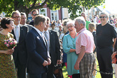 Aurinkoinen sää ja runsas yleisö tervehtivät presidenttiparia Naantalissa.