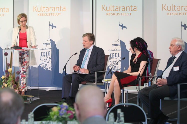 Kultaranta-keskustelut 8.-9.6.2014. Copyright © Tasavallan presidentin kanslia ” 