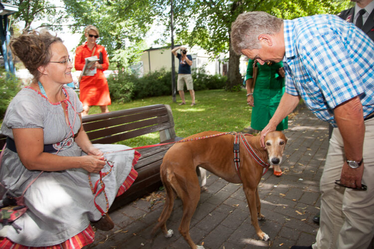  Torin laidalla rapsutukset vikkeläkinttuiselle koiralle. Greyhound on maailman kolmanneksi nopein nisäkäs. Copyright © Tasavallan presidentin kanslia 