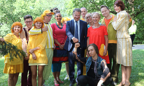 President Niinistö tillsammans med arbetsgruppen bakom pjäsen. Copyright © Republikens presidents kansli