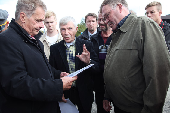 Efter sitt tal gick president Niinistö runt på torget och diskuterade med kommuninvånarna. Copyright © Republikens presidents kansli