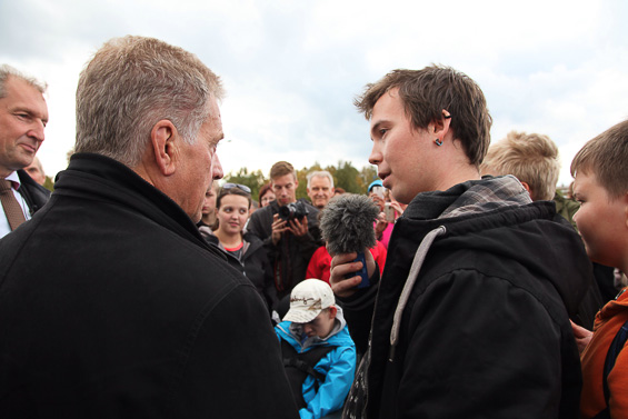 En ung redaktör från Radio Inari intervjuar presidenten. Redaktionen drivs av ungdomar som arbetar i Enare kommuns kommunikationsverkstad. Copyright © Republikens presidents kansli