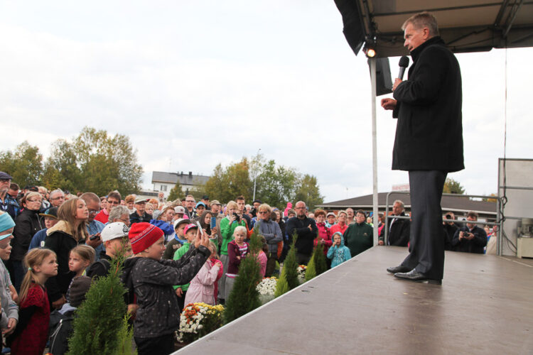 Presidentti Niinistö puhui Ivalon torilla mm.  Inarin kunnan taloustilanteesta. Copyright © Tasavallan presidentin kanslia 