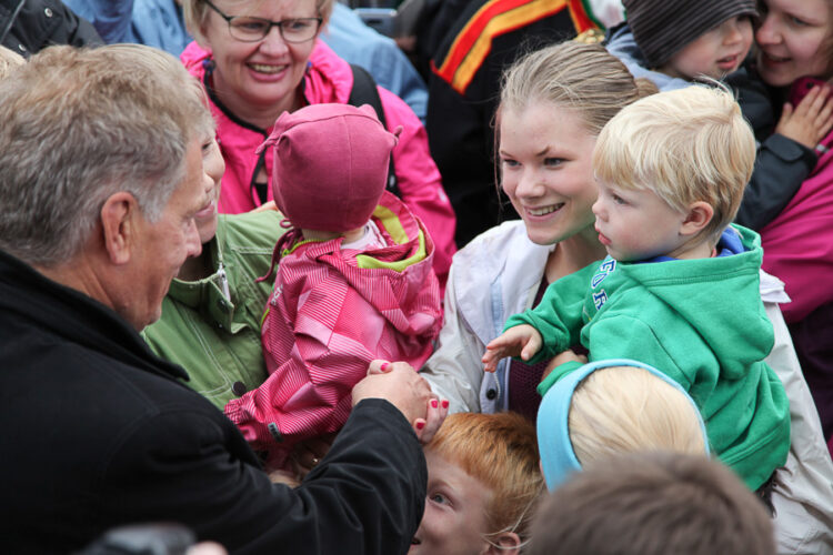  Presidentti Niinistö kierteli puheensa jälkeen torilla keskustelemassa kuntalaisten kanssa. Copyright © Tasavallan presidentin kanslia 