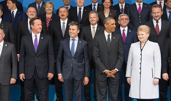 Valtionpäämiehet Nato-huippukokouksen ryhmäkuvassa. Kuva: Nato