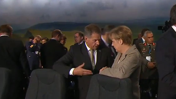 President Niinistö diskuterar med Tysklands förbundskansler Angela Merkel före Afghanistanmötet. Foto: Nato livestream