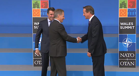 Natos generalsekreterare Anders Fogh Rasmussen (vänst.) och Storbritanniens premiärminister David Cameron hälsade president Sauli Niinistö välkommen till Natos toppmöte. Foto: Nato livestream