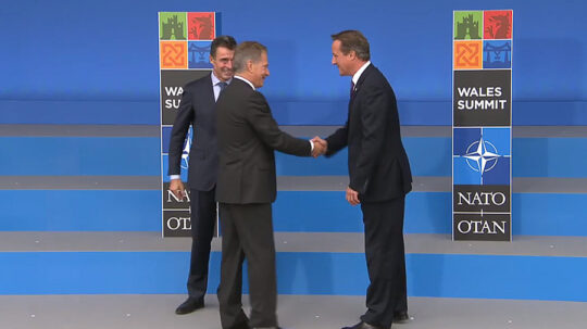 Naton pääsihteeri Anders Fogh Rasmussen (vas.) ja Iso-Britannian pääministeri David Cameron vastaanottivat presidentti Sauli Niinistön Nato-huippukokoukseen torstaina 4. syyskuuta. Kuva: Nato livestream