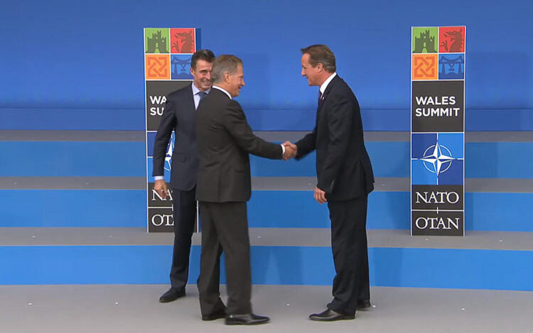 Natos generalsekreterare Anders Fogh Rasmussen (vänst.) och Storbritanniens premiärminister David Cameron hälsade president Sauli Niinistö välkommen till Natos toppmöte. Foto: Nato livestream