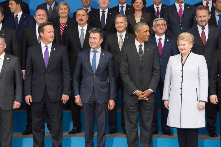 Valtionpäämiehet Nato-huippukokouksen ryhmäkuvassa. Kuva: Nato