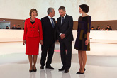  Saksan liittopresidentti Joachim Gauck ja puoliso Daniela Schadt sekä presidentti Sauli Niinistö ja puoliso Jenni Haukio Suomen paviljongilla Frankfurtin kirjamessuilla. Copyright © Tasavallan presidentin kanslia 