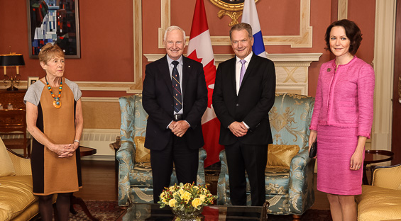 Kenraalikuvernööri David Johnston ja rouva Sharon Johnston ottivat presidenttiparin vastaan virka-asunnollaan Ottawassa. Copyright © Tasavallan presidentin kanslia