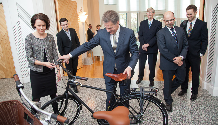 Presidenttipari sai Suomessa valmistetut polkupyörät. Copyright © Tasavallan presidentin kanslia