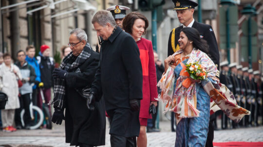  Presidentti Sauli Niinistö ja puoliso Jenni Haukio vastaanottivat Intian presidentin Pranab Mukherjeen ja hänen tyttärensä Sharmistha Mukherjeen valtiovierailulle 15. lokakuuta 2014. Copyright © Tasavallan presidentin kanslia 