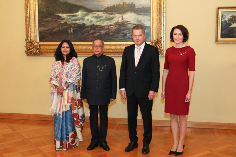  Sharmistha Mukherjee, presidentti Pranab Mukherjee, tasavallan presidentti Sauli Niinistö ja puoliso Jenni Haukio virallisessa kuvassa. Copyright © Tasavallan presidentin kanslia 