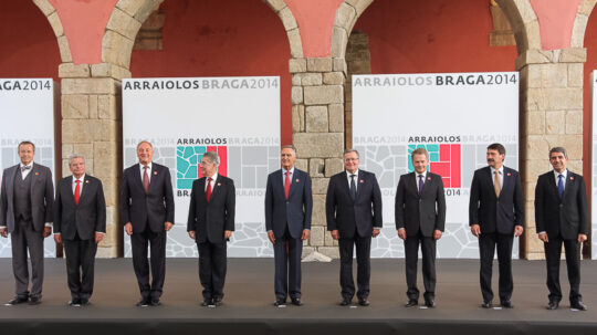  Perhekuvassa Arraiolos-ryhmän tapaamiseen osallistuvat Bulgarian, Itävallan, Latvian, Portugalin, Puolan, Saksan, Suomen, Unkarin ja Viron presidentit. Copyright © Tasavallan presidentin kanslia 