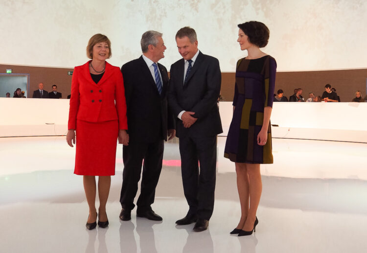  Saksan liittopresidentti Joachim Gauck ja puoliso Daniela Schadt sekä presidentti Sauli Niinistö ja puoliso Jenni Haukio Suomen paviljongilla Frankfurtin kirjamessuilla. Copyright © Tasavallan presidentin kanslia
