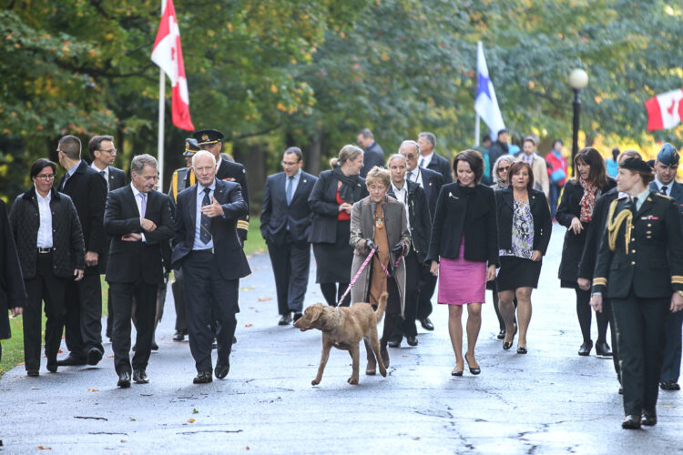  Vieraat ja isännät kävelyllä Rideau Hallin puistossa. Copyright © Tasavallan presidentin kanslia 