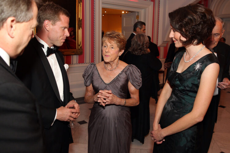  Discussions at the State Dinner: ice hockey player Saku Koivu, Mrs. Sharon Johnston and Mrs. Jenni Haukio. Copyright © Office of the President of the Republic
