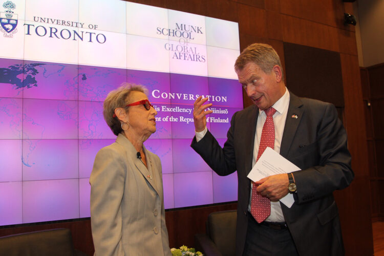  Presidentti Niinistö tapasi kansainvälisten asioiden opiskelijoita ja tutkijoita Torontoon yliopistoon kuuluvassa Munk School of Global Affairsissa 10. lokakuuta. Copyright © Tasavallan presidentin kanslia 