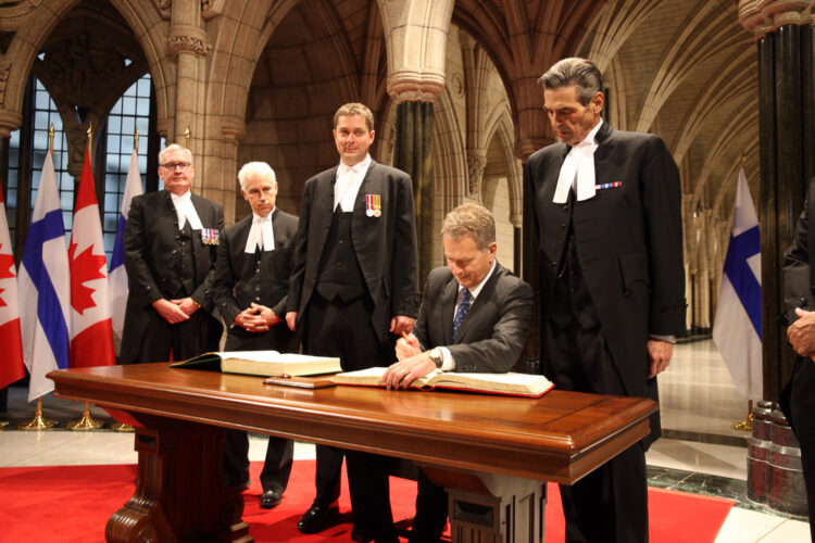  Signing the guest book at the Parliament. Copyright © Office of the President of the Republic
