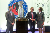  Jääkiekkoilija Saku Koivu, Stanley Cup -pokaali ja presidenttipari Hockey Hall of Famessa Torontossa 10. lokakuuta 2014. Copyright © Tasavallan presidentin kanslia 