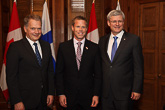  President Niinistö, Prime Minister Harper and ice hockey player Saku Koivu, who is with the state visit entourage as a member of the Service d honneur. Copyright © Office of the President of the Republic