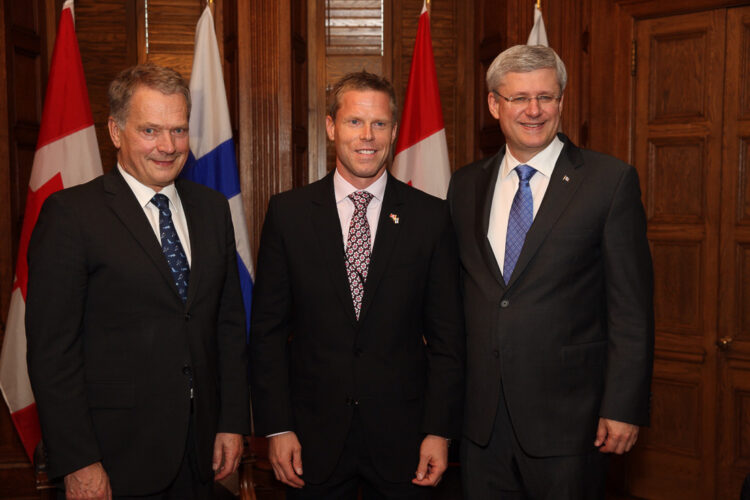  President Niinistö, Prime Minister Harper and ice hockey player Saku Koivu, who is with the state visit entourage as a member of the Service d honneur. Copyright © Office of the President of the Republic 