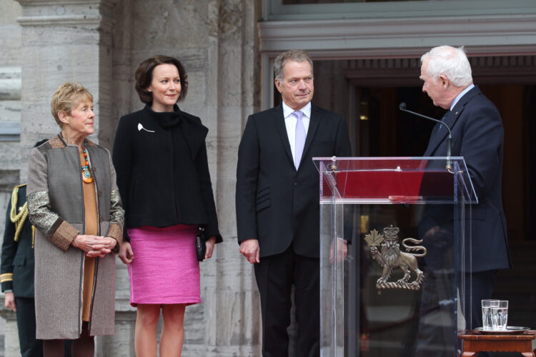  Governor General David Johnston welcomes President Niinistö and Mrs. Haukio. Copyright © Office of the President of the Republic
