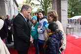  Local Finns welcoming the Presidential Couple. Copyright © Office of the President of the Republic 