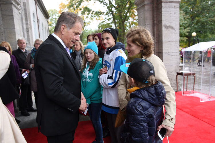  Local Finns welcoming the Presidential Couple. Copyright © Office of the President of the Republic
